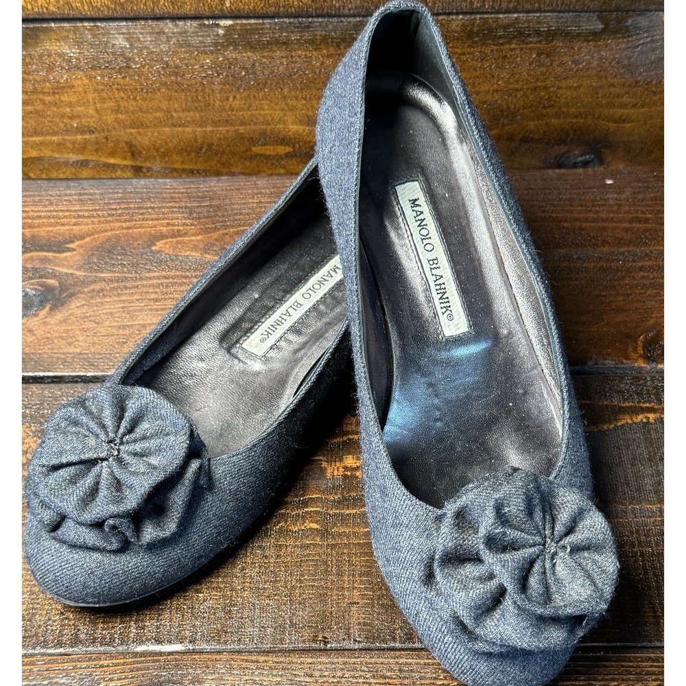 Manolo Blahnik Charcoal Suede Ballet Flats With Fabric Rosette Size 38.5 US 7.5